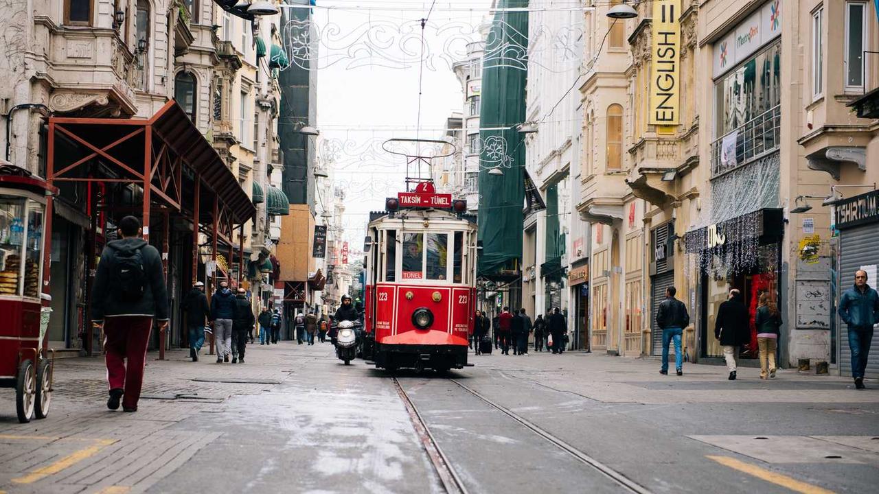 red tram